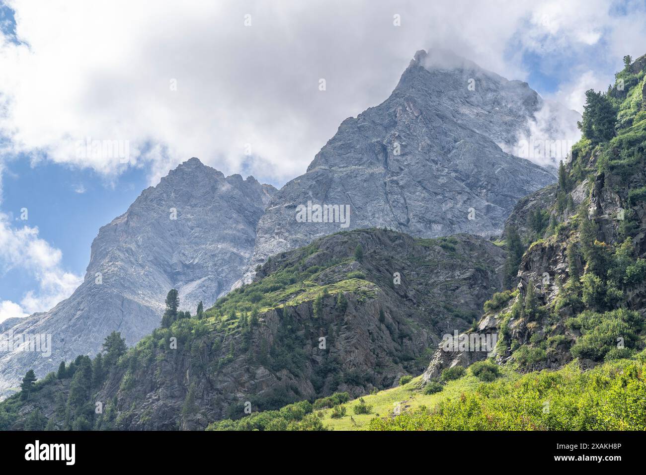 Europa, Österreich, Verwall, Tirol, St. Anton am Arlberg, Fasultal, Wolken um den felsigen Gipfel im Fasultal Stockfoto