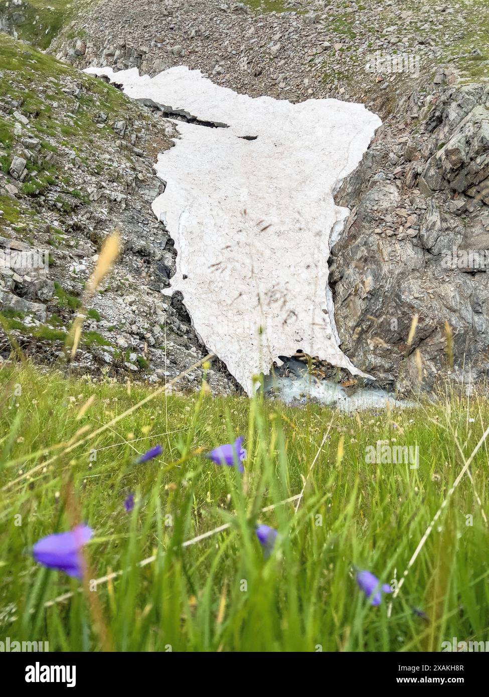Europa, Österreich, Verwall, Tirol, St. Anton am Arlberg, Fasultal, alte Schneebrücke über Bergbach Stockfoto