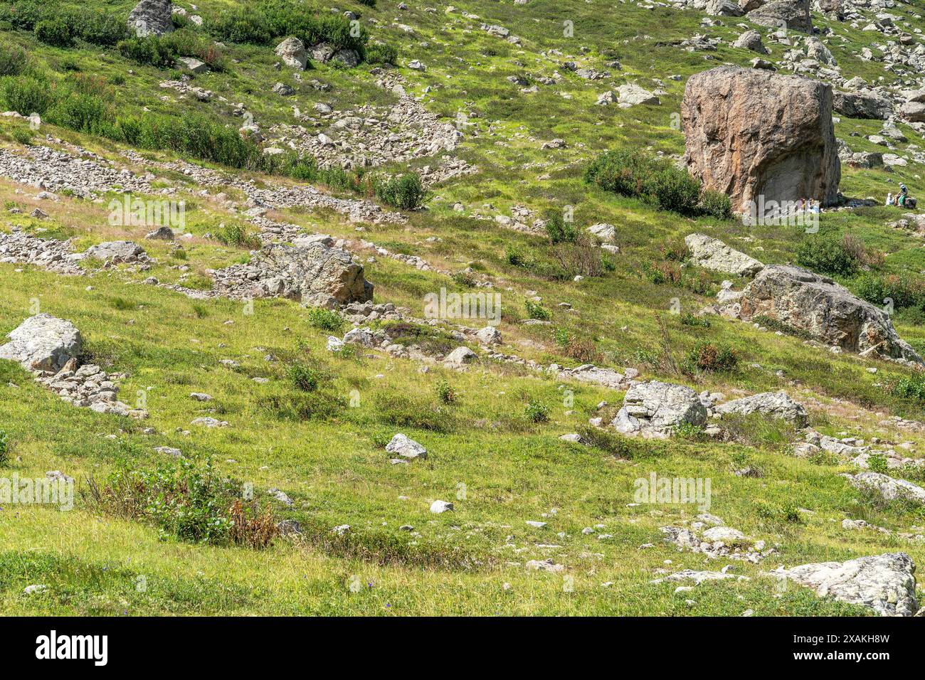 Europa, Österreich, Verwall, Tirol, St. Anton am Arlberg, Fasultal, Boulderer auf einem Felsbrocken im Fasultal Stockfoto