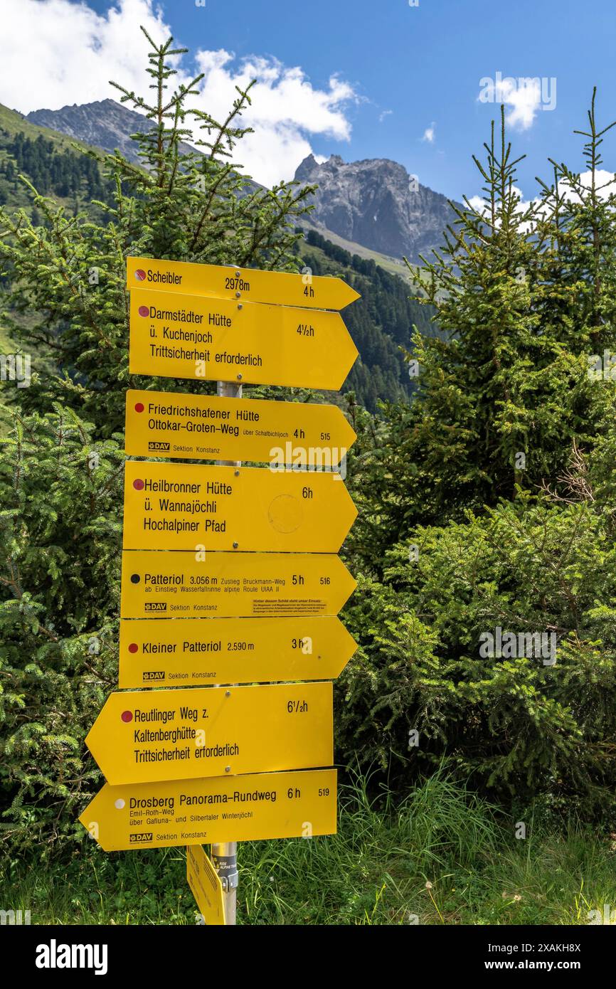 Europa, Österreich, Verwall, Tirol, St. Anton am Arlberg, Fasultal, Wegweiser Konstanzer Hütte Stockfoto