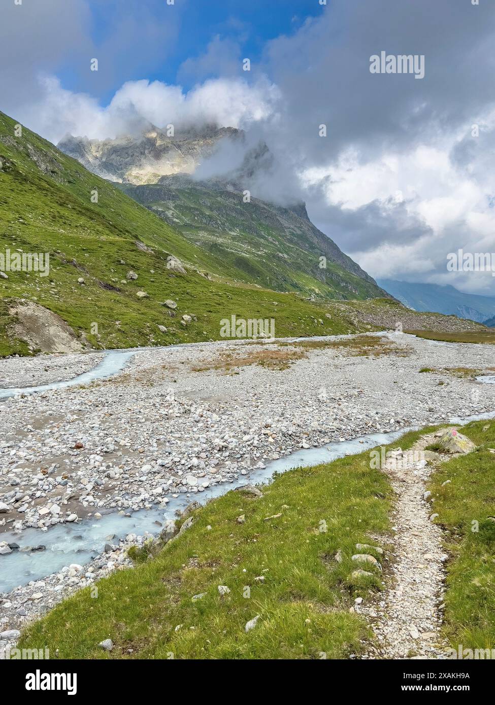 Europa, Österreich, Verwall, Tirol, St. Anton am Arlberg, Fasultal, Fasulbach schlängelt sich durch das grüne Fasultal Stockfoto