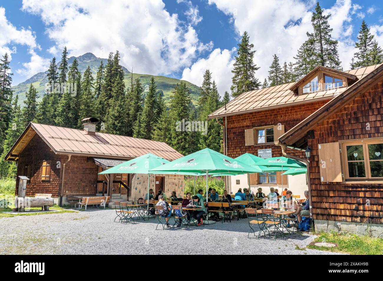 Europa, Österreich, Verwall, Tirol, St. Anton am Arlberg, Fasultal, Wanderer auf der Sonnenterrasse der Konstanzer Hütte Stockfoto