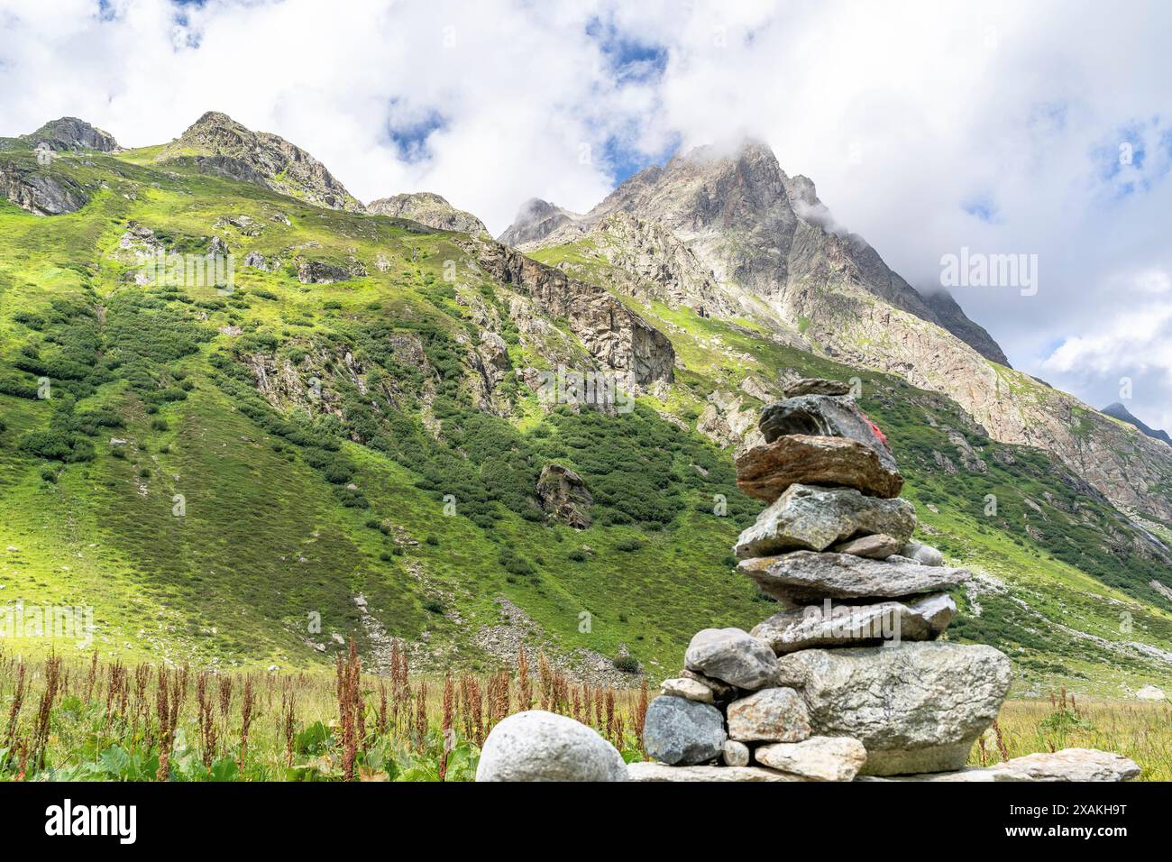 Europa, Österreich, Verwall, Tirol, St. Anton am Arlberg, Fasultal, cairns vor Bergkulisse Stockfoto
