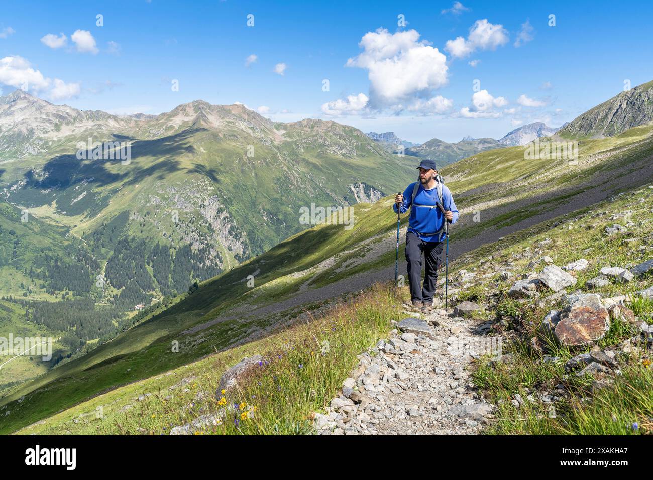 Europa, Österreich, Verwall, Tirol, St. Anton am Arlberg, Fasultal, Konstanzer Hütte, Bergwanderer bergauf Stockfoto