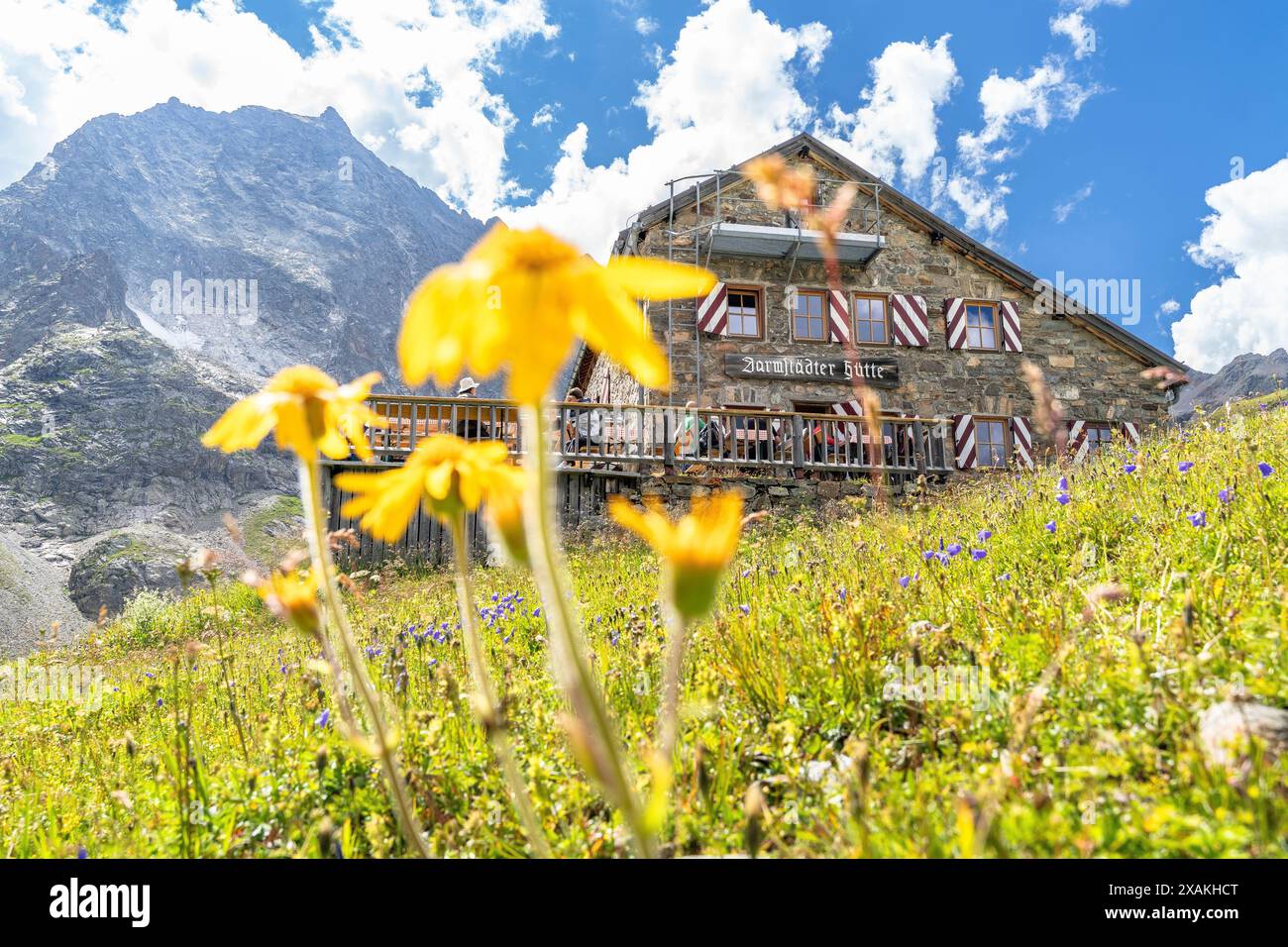 Europa, Österreich, Verwall, Tirol, St. Anton am Arlberg, Bergsteiger auf der Terrasse der Darmstädter Hütte mit Kuchenspitze im Hintergrund Stockfoto