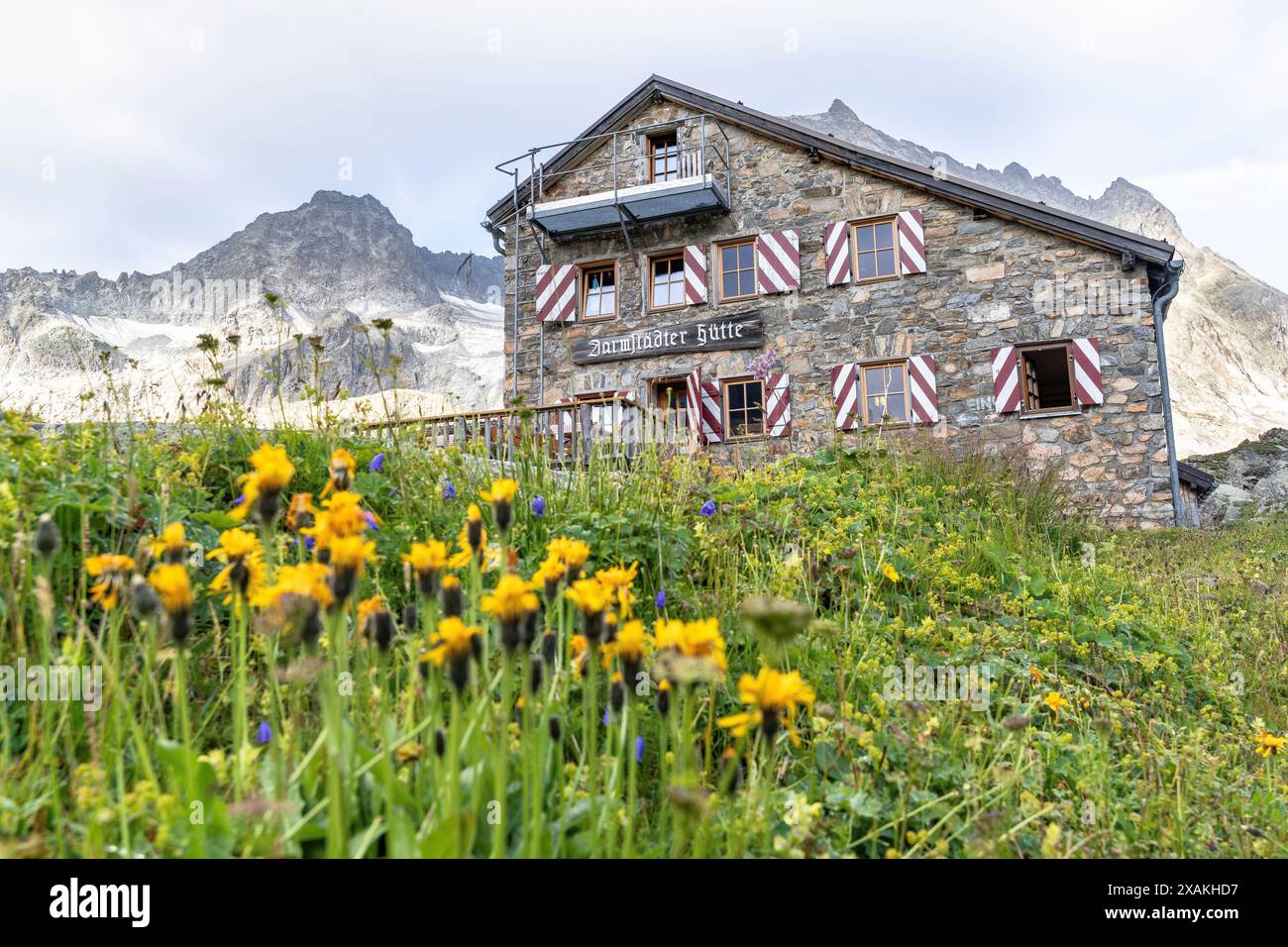 Europa, Österreich, Verwall, Tirol, St. Anton am Arlberg, Darmstädter Hütte mit Küchlspitze und Kuchenspitze im Hintergrund Stockfoto