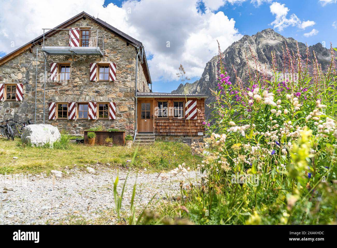 Europa, Österreich, Verwall, Tirol, St. Anton am Arlberg, Darmstädter Hütte mit Saumspitze im Hintergrund rechts Stockfoto