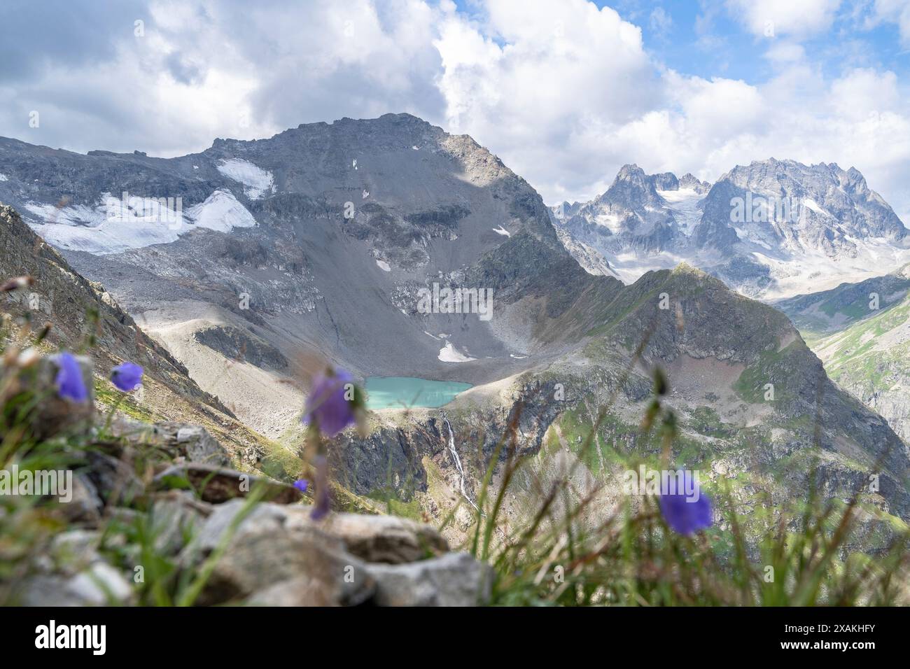 Europa, Österreich, Verwall, Tirol, St. Anton am Arlberg, Blick auf die Saumspitze und den Kartellsee mit Küchlspitze und Kuchenspitze im Hintergrund Stockfoto