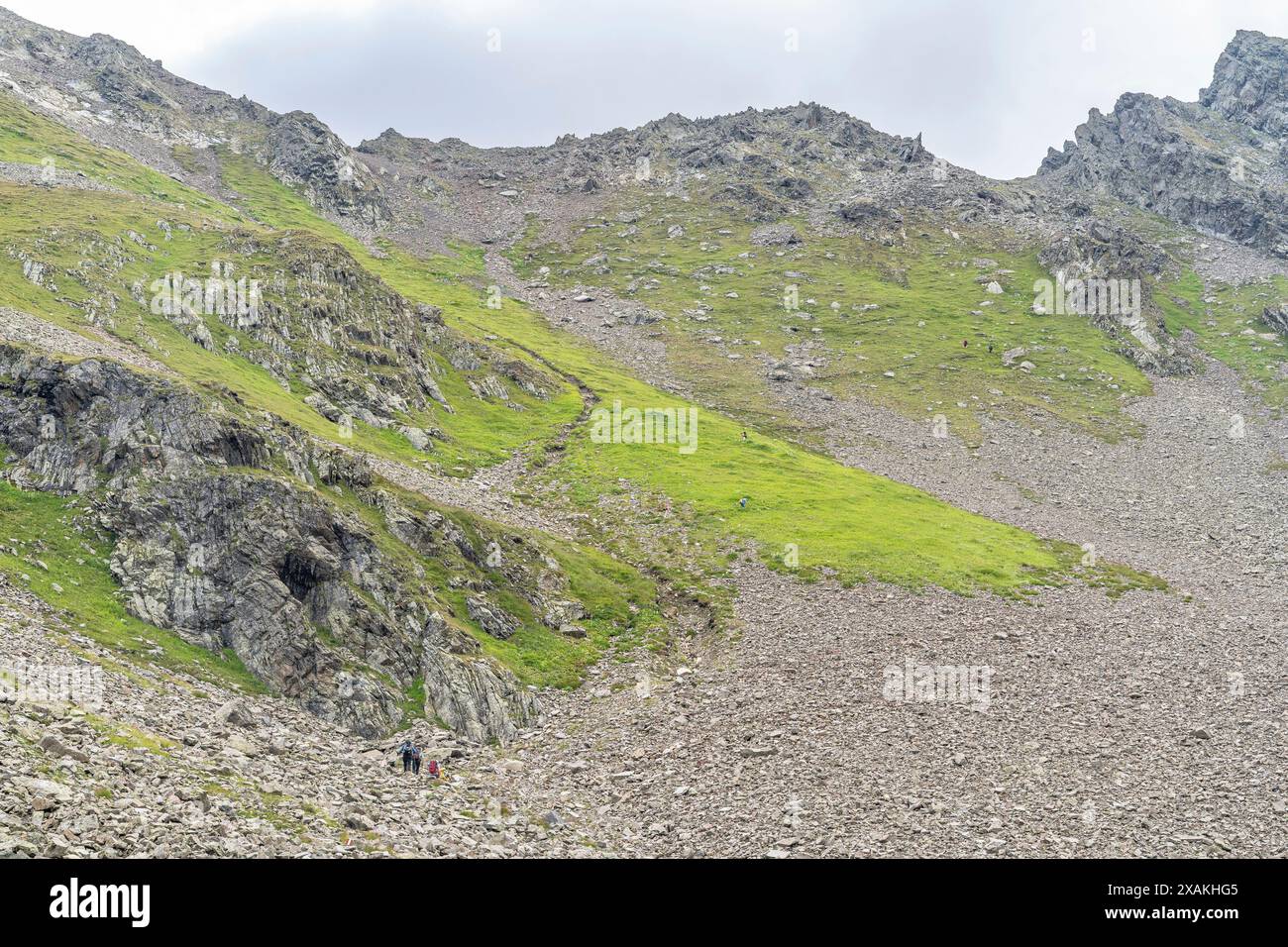Europa, Österreich, Verwall, Tirol, St. Anton am Arlberg, Bergwanderer beim Aufstieg zum Seßladjoch Stockfoto