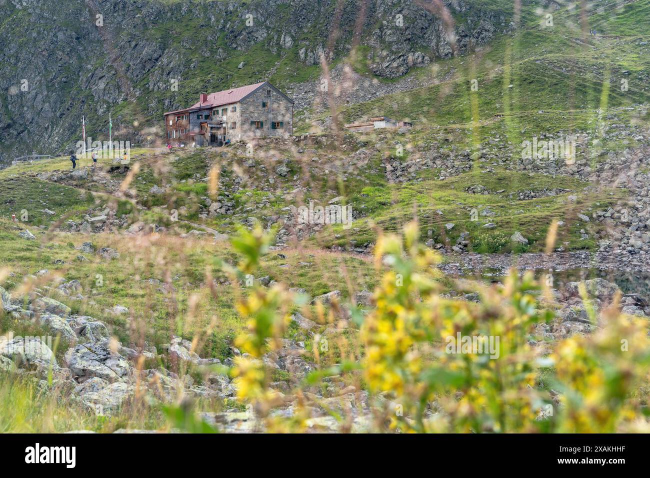 Europa, Österreich, Verwall, Tirol, Kappl, Wanderer erreichen die Niederelbehütte im hinteren Sessladtal Stockfoto