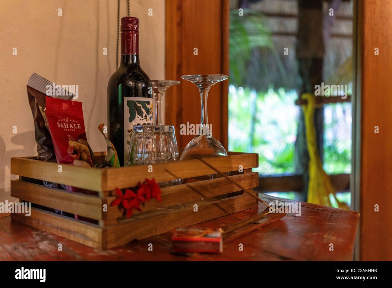 Nordamerika, Karibik, Großantillen, Hispaniola, Dominikanische Republik, Nordküste, Cabarete, Snacks und Wein im Zimmer des Natura Cabana Boutique Hotels Stockfoto