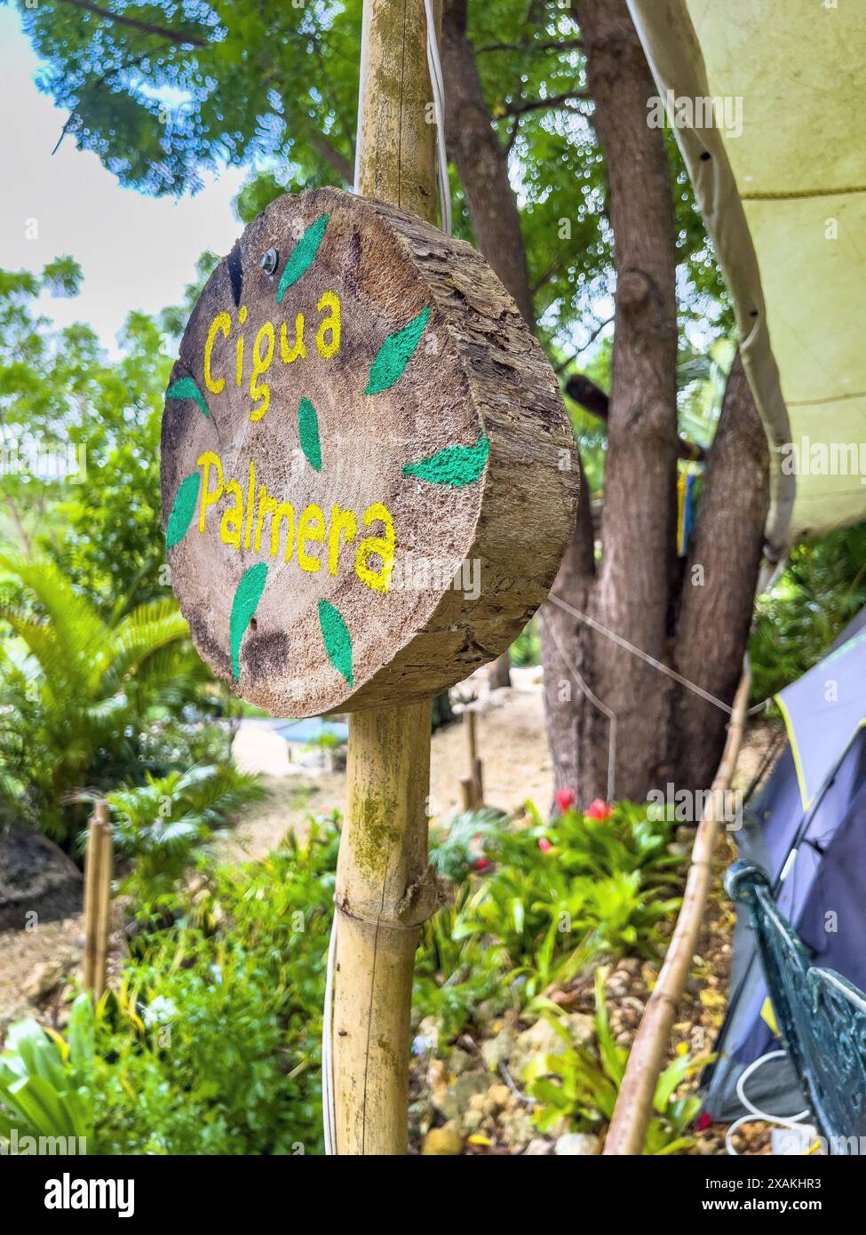 Nordamerika, Karibik, Großantillen, Hispaniola, Dominikanische Republik, Provinz La Altagracia, La Romana, Holzschild vor einem der Zelte im Eco River House Glamping Stockfoto