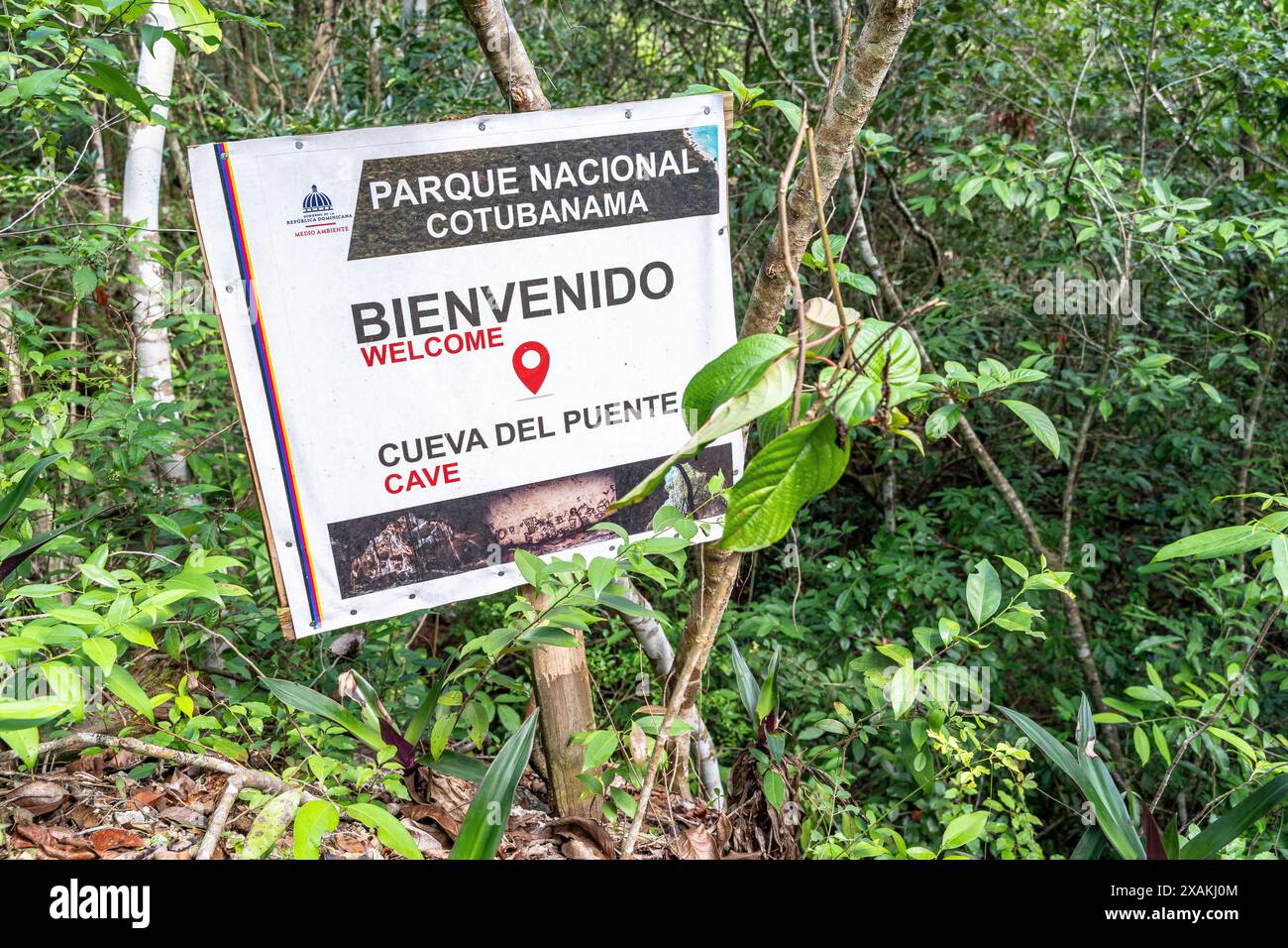 Nordamerika, Karibik, Großantillen, Hispaniola, Dominikanische Republik, Provinz La Altagracia, Bayahibe, Nationalpark Cotubanama, Schild am Eingang zur Höhle Cueva del Puente Stockfoto