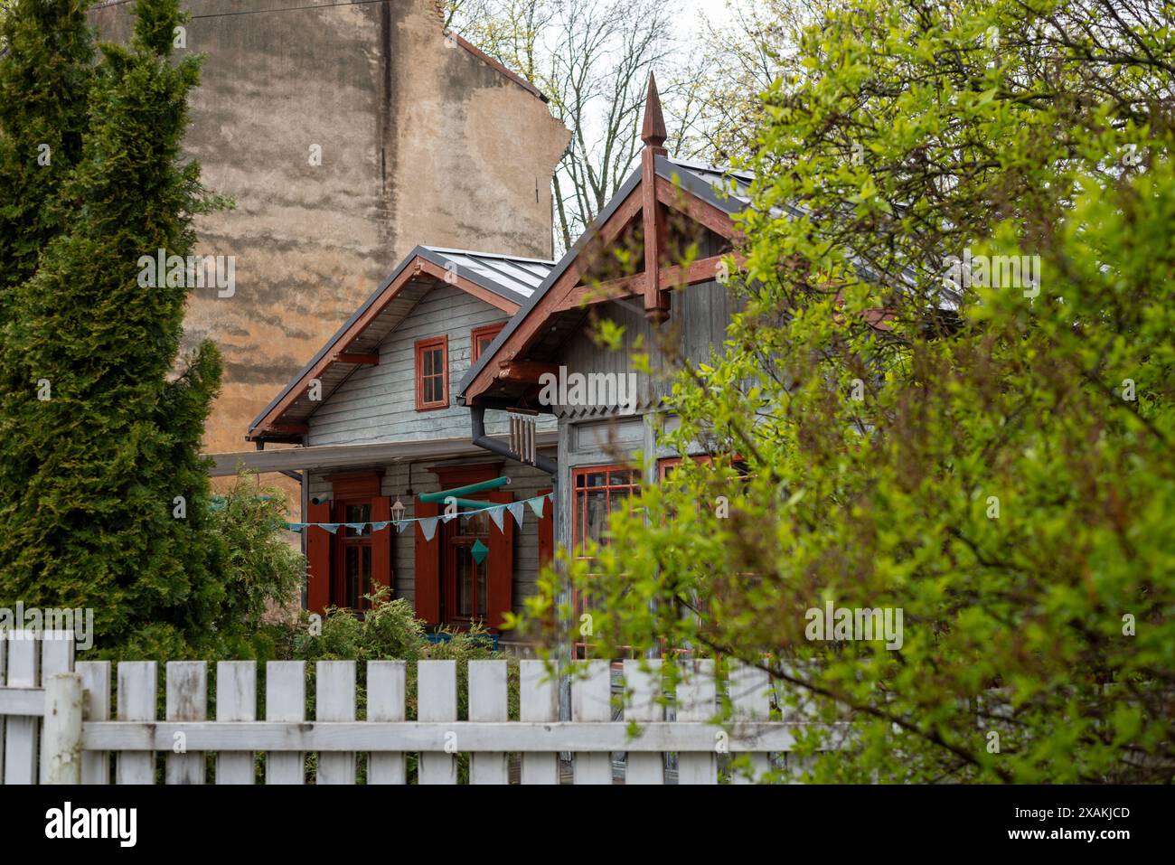 Traditionelles Holzhaus im Bezirk Kalnciema, am westlichen Ufer des Flusses Daugava im Stadtteil Pardaugava, Riga, Lettland Stockfoto