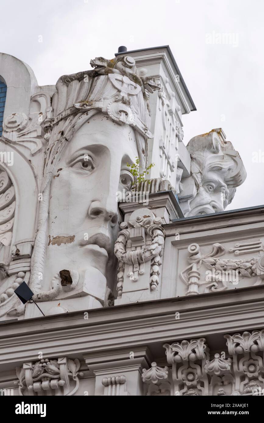 Details eines Jugendstilhauses in der Elisabeth Street 10b (Lettisch: Elisabeth iela), entworfen von Mikhail Eisenstein, UNESCO-Weltkulturerbe, Riga, Lettland Stockfoto Details eines Jugendstilhauses in der Elisabeth Street 10b (Lettisch: Elisabeth iela), entworfen von Mikhail Eisenstein, UNESCO-Weltkulturerbe, Riga, Lettland Stockfoto
