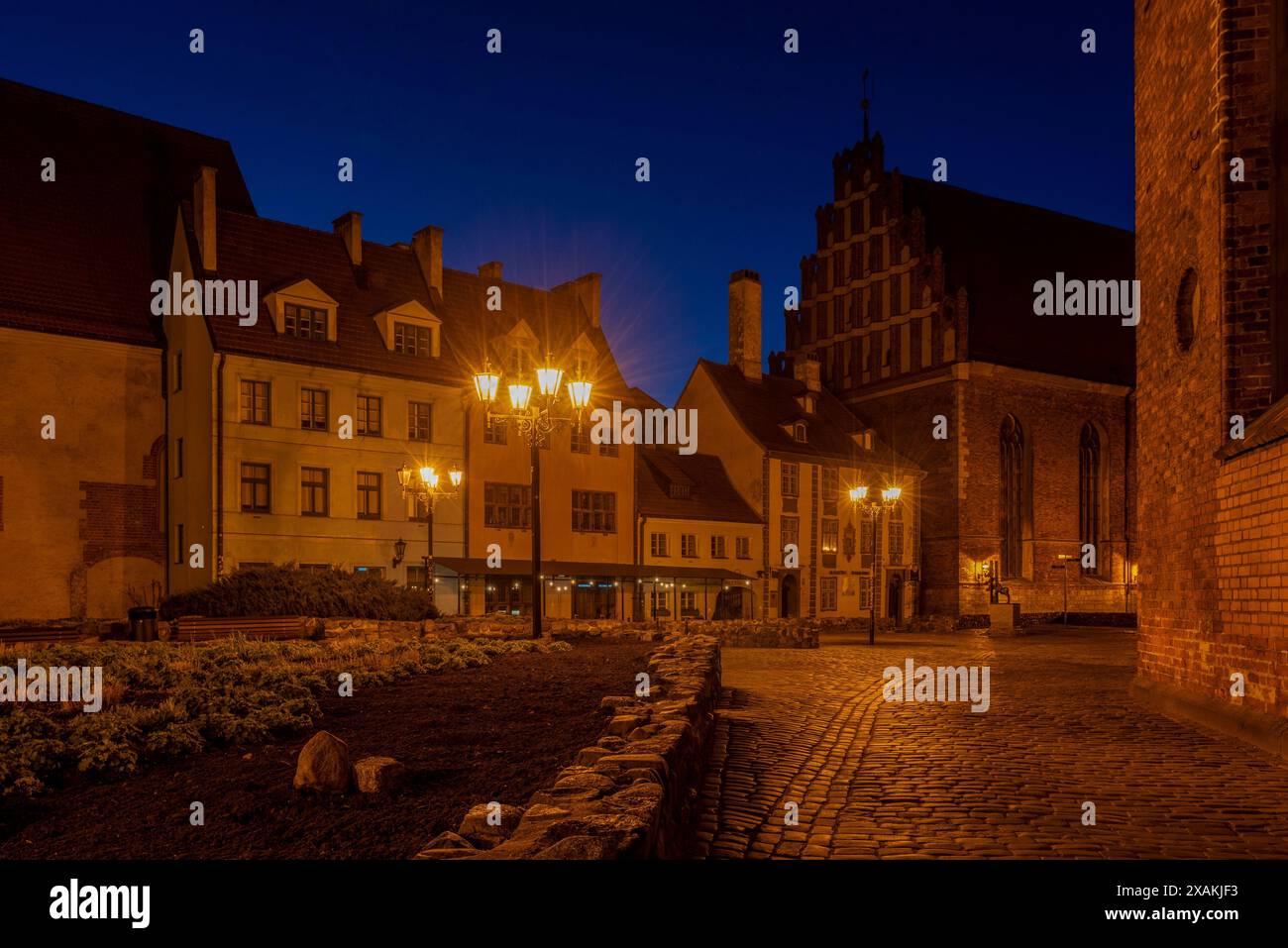 Mittelalterliche Häuser in Skarnu Iela, eine der ältesten Straßen in Riga, auf der rechten Seite St. John's Church, Rigas älteste Kirche, Ziegelgotik, Riga, Lettland Stockfoto