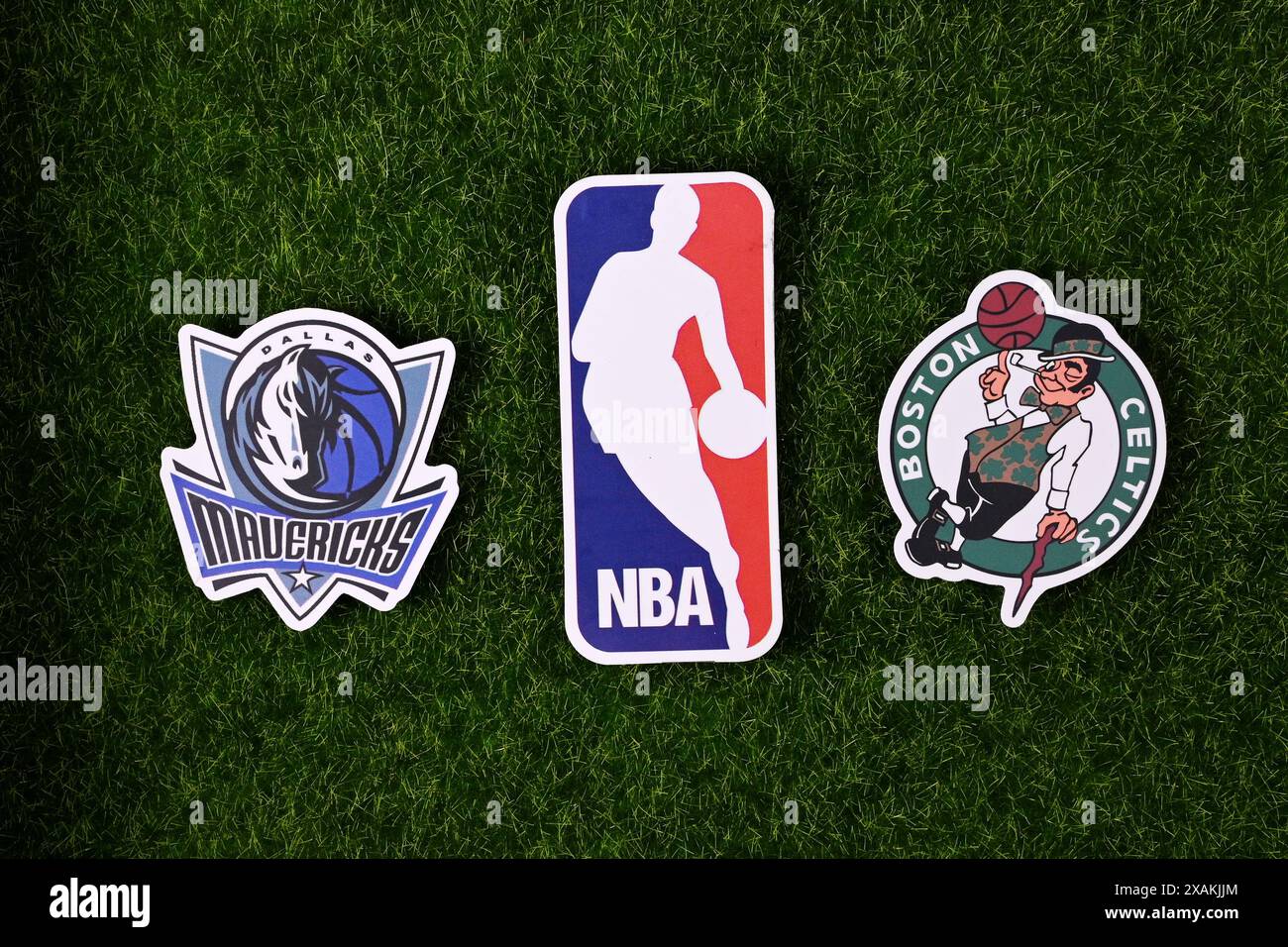 2. Juni 2024, Springfield, Vereinigte Staaten. Embleme der Basketballvereine, die an den Playoff-Finalen 2024 teilnahmen, Boston Celtics und Dallas Mavericks Stockfoto