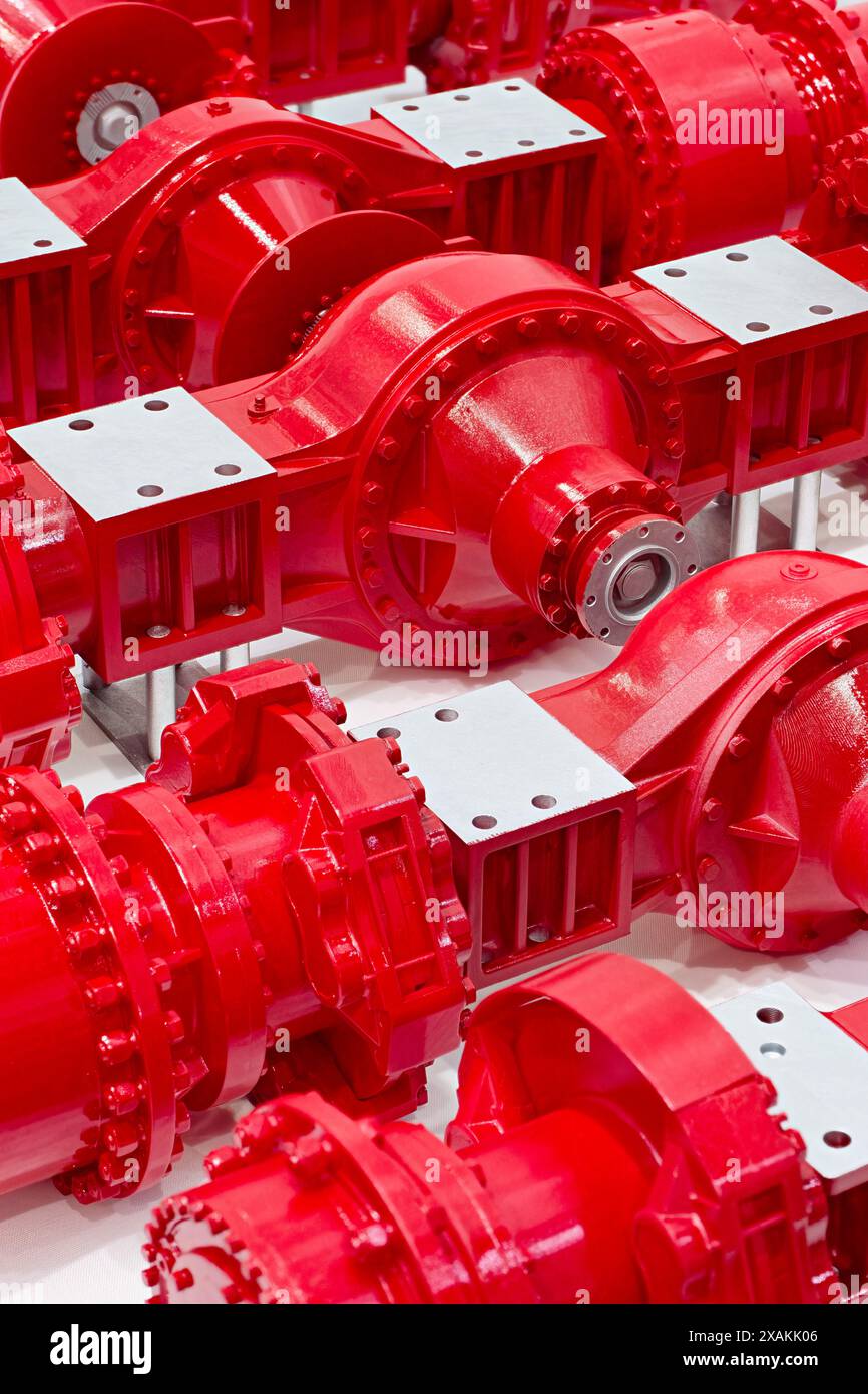 Große Gruppe generischer roter Hinterachsen, abstrakter Hintergrund aus der Automobilindustrie Stockfoto