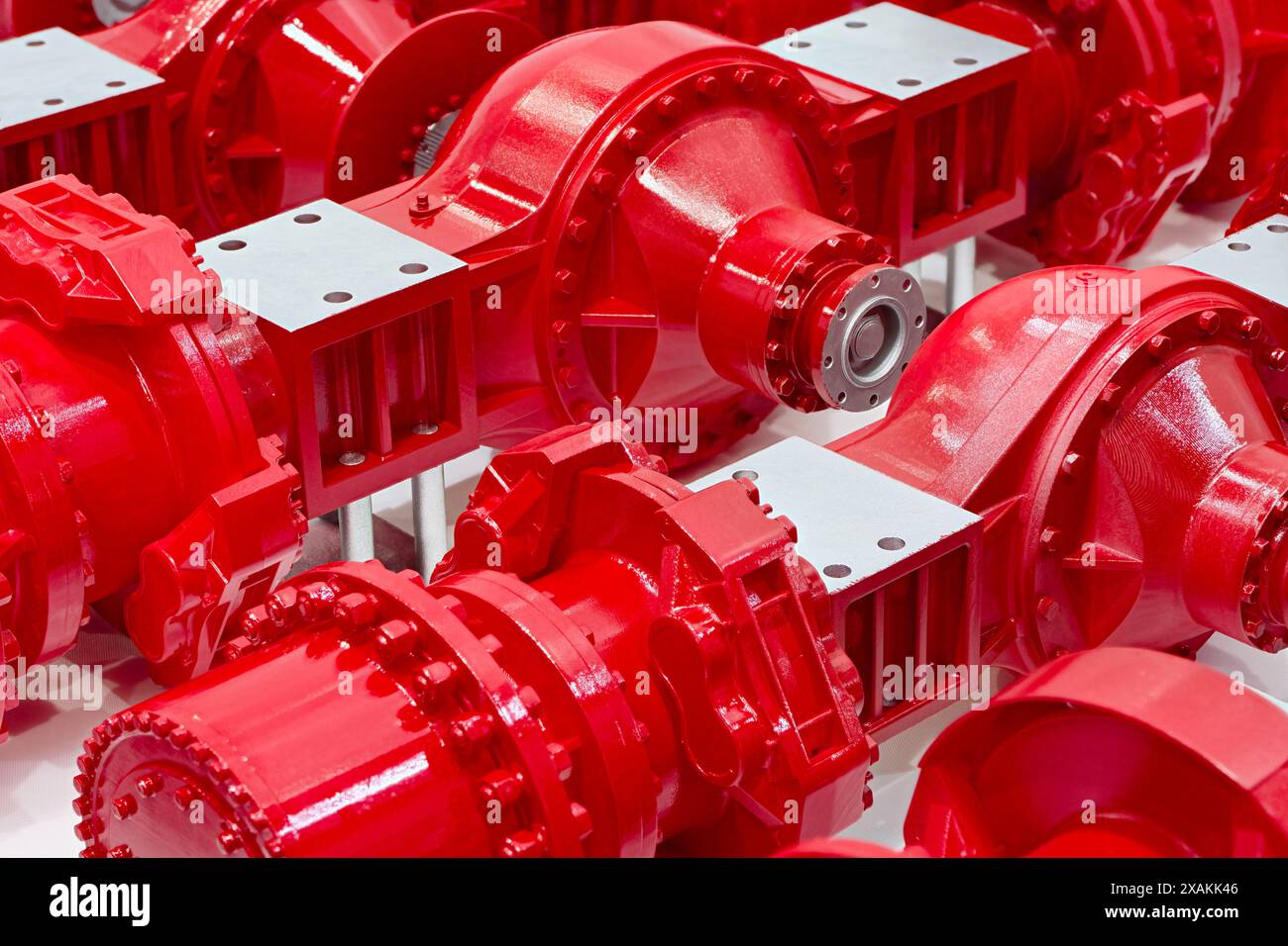 Große Gruppe generischer roter Hinterachsen, abstrakter Hintergrund aus der Automobilindustrie Stockfoto