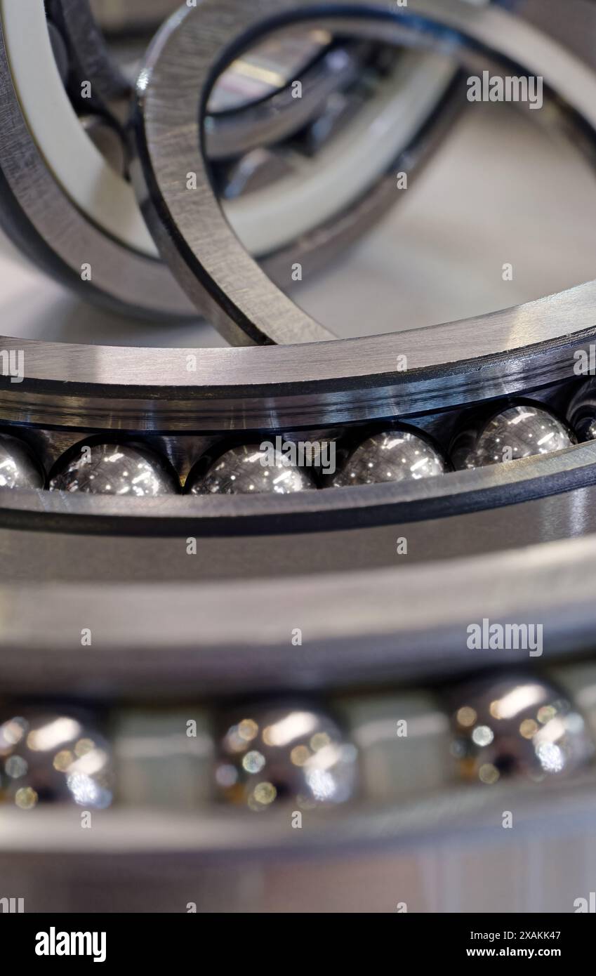 Gruppe von Kugellagern, abstrakter industrieller Hintergrund Stockfoto