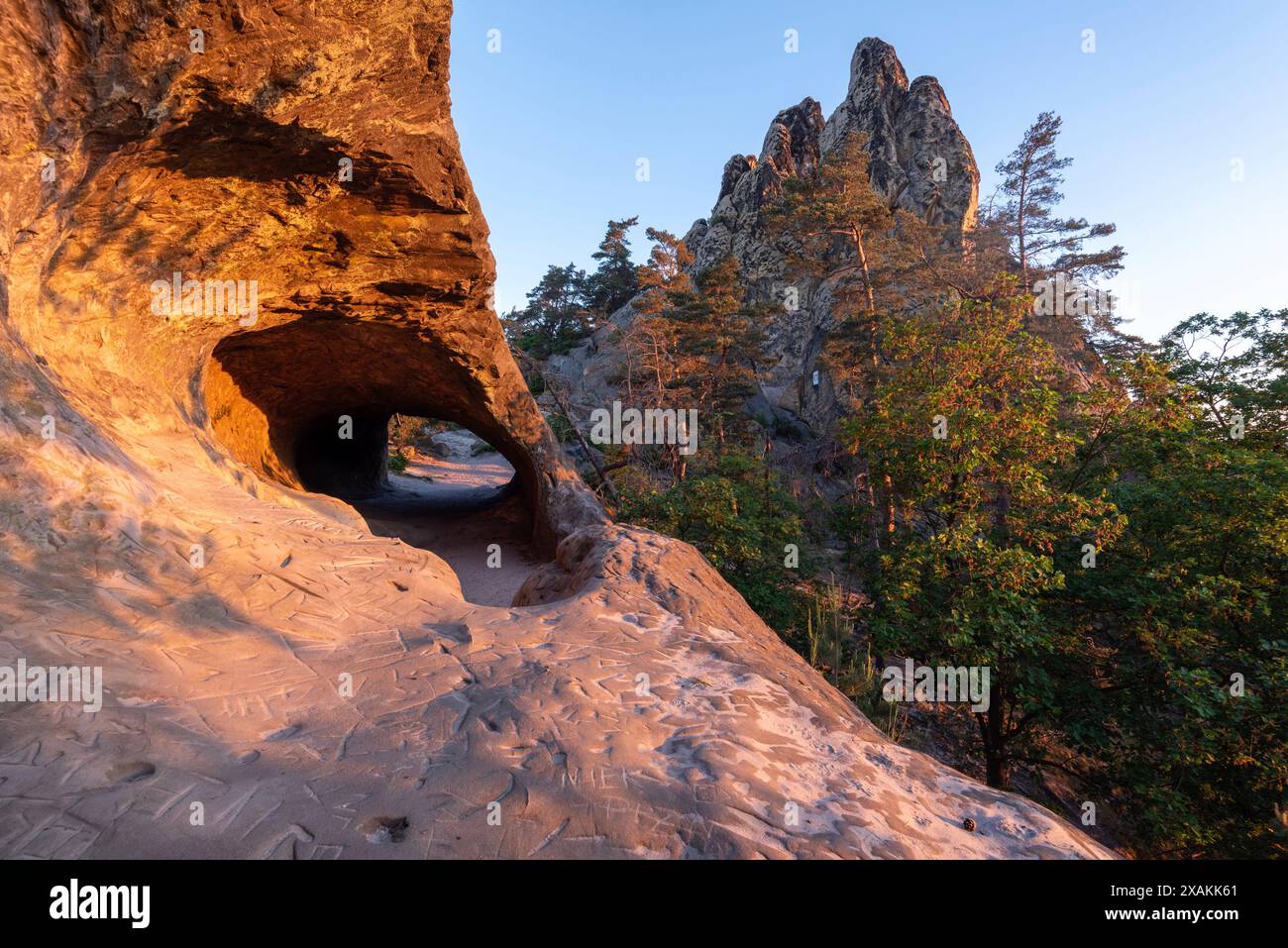 Teufelsmauer bei Sonnenaufgang, Höhle am Hamburger Wappen, Harz, UNESCO Global Geopark, Timmenrode, Sachsen-Anhalt, Deutschland Stockfoto