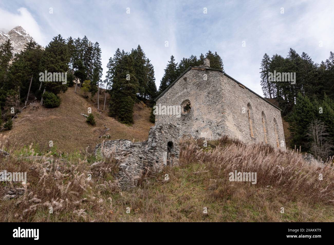 Verlassene gotische Kirche San Gaudenzio am Maloja-Pass, Schweiz Stockfoto