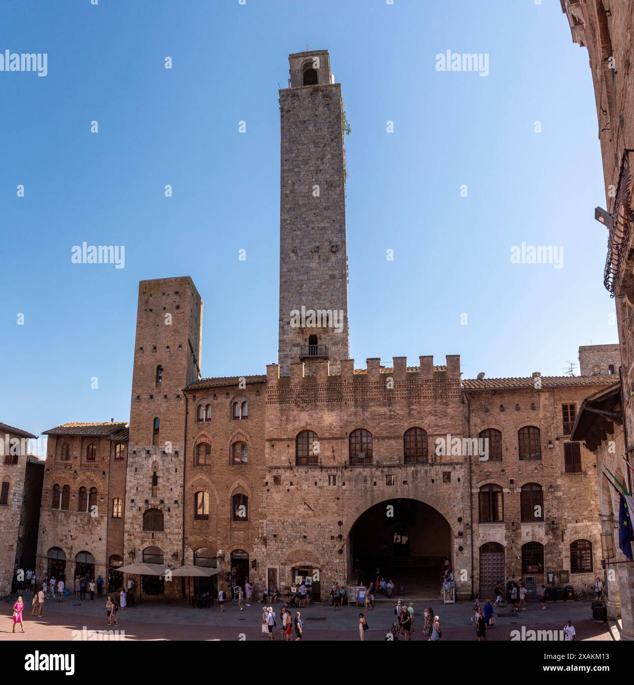 SAN GIMIGNANO, ITALIEN - 20. SEPTEMBER 2023 - Hauptplatz Piazza del Duomo in San Gimignano mit seinen berühmten Palasttürmen, Rognosa-Turm und Theater dei Leggieri im Zentrum, Italien Stockfoto