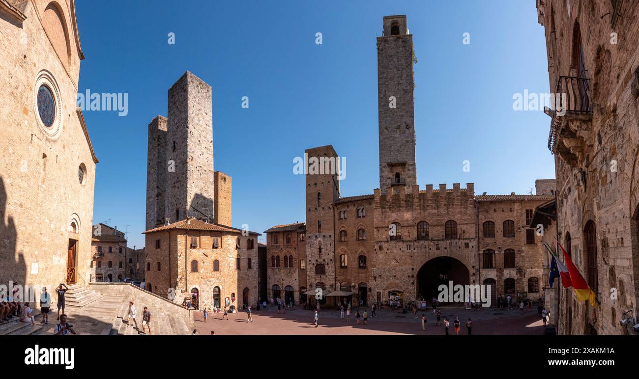 SAN GIMIGNANO, ITALIEN - 20. SEPTEMBER 2023 - Hauptplatz Piazza del Duomo in San Gimignano mit seinen berühmten Palasttürmen, Italien Stockfoto