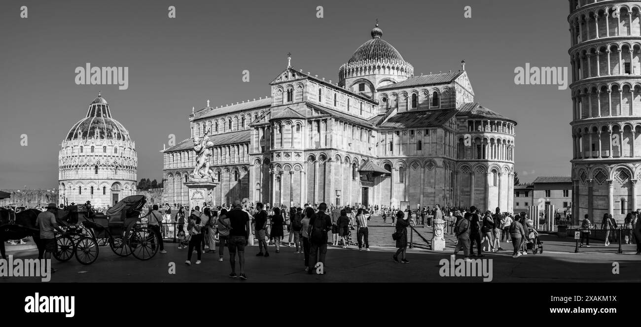 PISA, ITALIEN - 10. SEPTEMBER 2023 - Kathedrale, Taufhaus und berühmter Schiefer Turm von Pisa, Italien Stockfoto