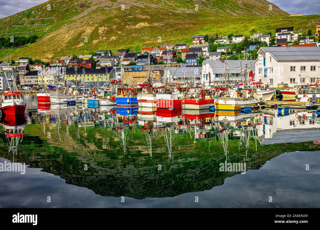 Blick auf den Hafen von Honnigsvåg, das nördlichste Fischerdorf Norwegens, Reflexion, Fischerboot, Nordkap Stockfoto