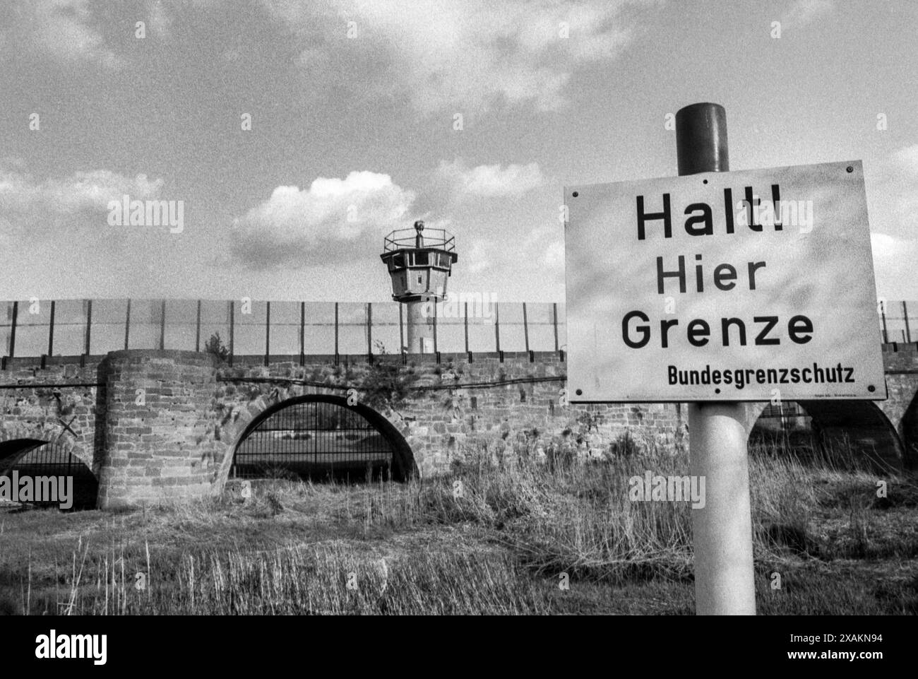 Grenzbefestigung, DDR-Wachturm, Schild „Halt hier Grenze“, Stockfoto