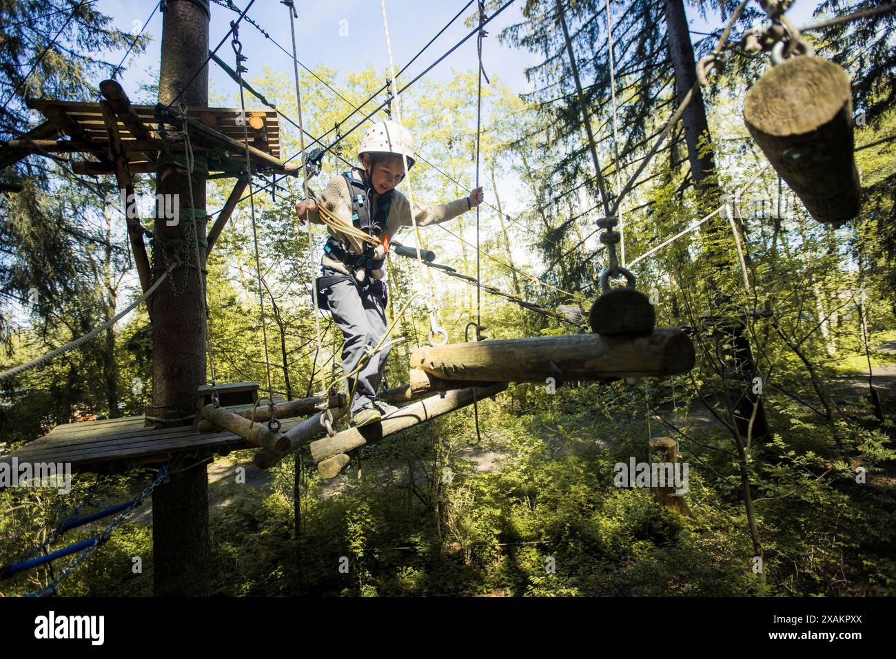 Junge im Klettergarten Stockfoto