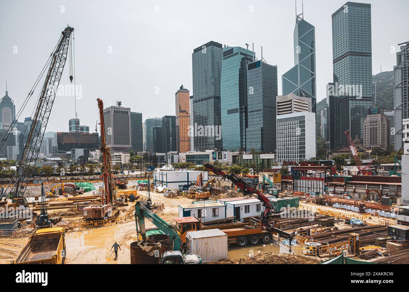 Blick auf eine Baustelle in Hongkong, Wolkenkratzer, Maschinen Stockfoto