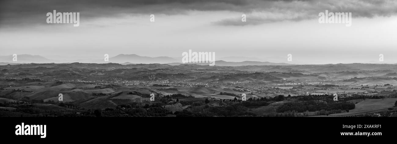 Typisch toskanische Landschaft mit Hügeln und Zypressen am frühen Morgen in der Nähe von Montaione, Italien Stockfoto