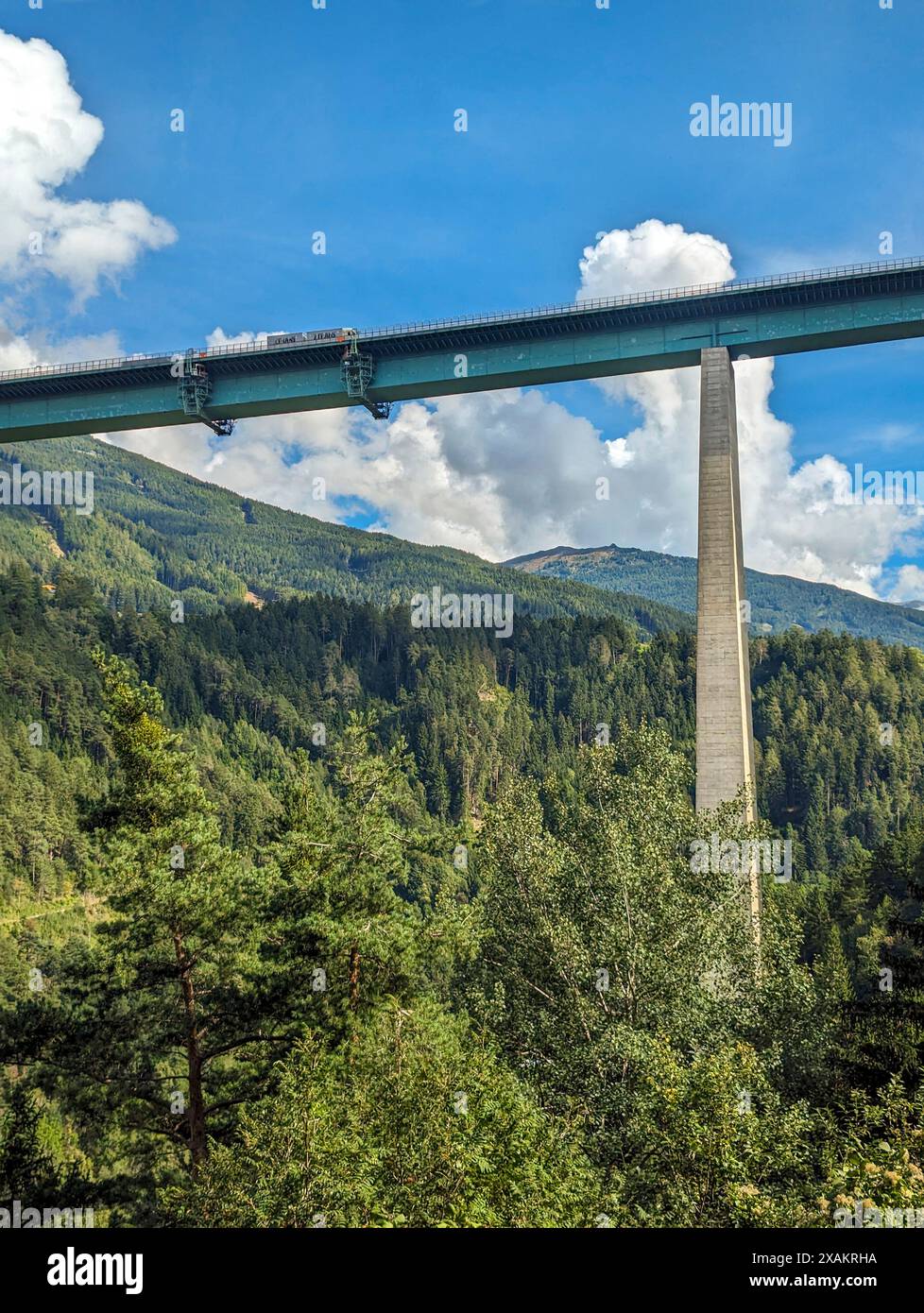 Berühmte Europa-Brücke der berühmten Brennerautobahn, die durch die alpen nach Italien führt, in Österreich Stockfoto