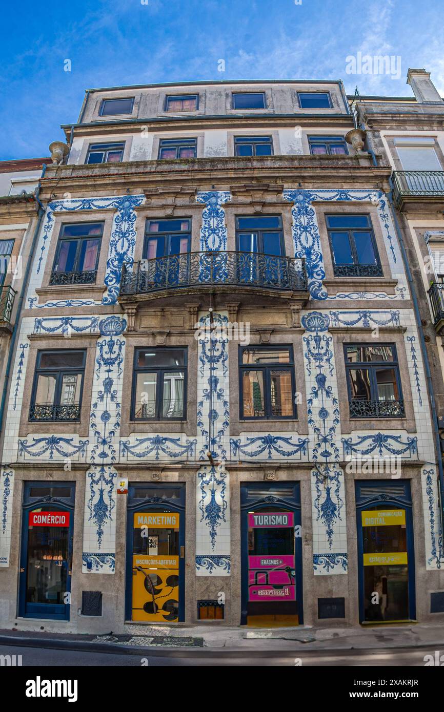 Hausfassade mit weißer und blauer dekorativer Keramik, Porto, Portugal Stockfoto