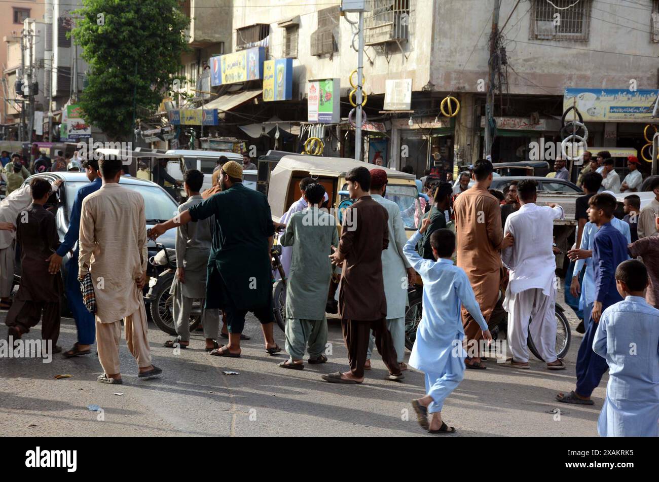 Die Einwohner von Patel Para sind am Freitag, den 7. Juni 2024, in Karachi auf einer Protestdemonstration gegen die Verlängerung der Stromzufuhr und den Verlust von Sui-Gasladungen in ihrem Gebiet blockiert. Quelle: Pakistan Press International (PPI)/Alamy Live News Stockfoto