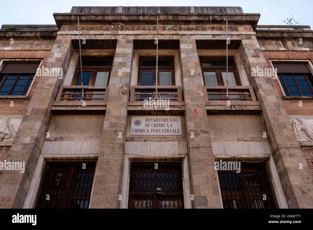 Verlassene Fassade der Fakultät für industrielle Chemie der Universität Pisa, Italien Stockfoto