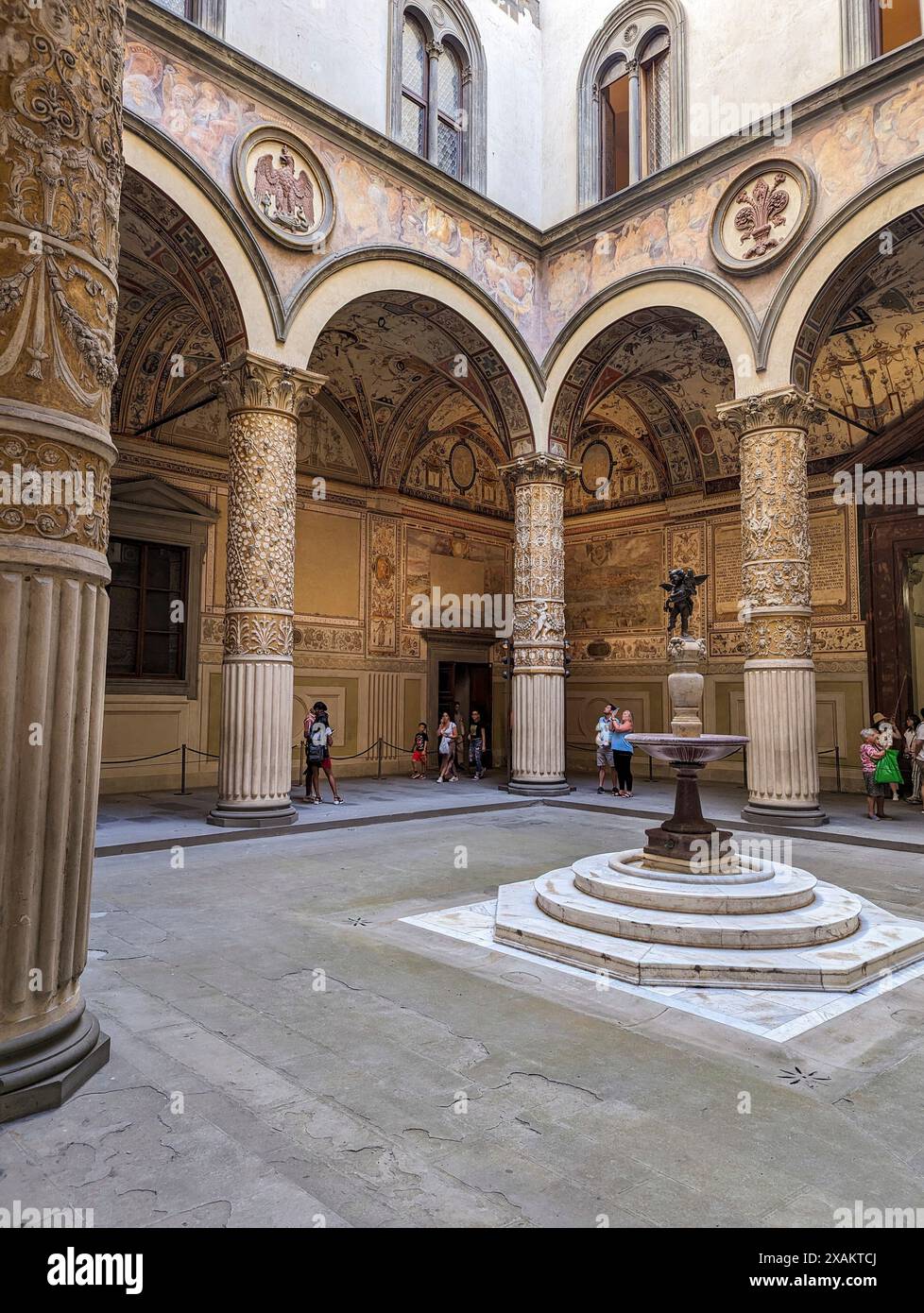 Berühmter, reich dekorierter Innenhof des Palazzo Vecchio in Florenz, Italien Stockfoto