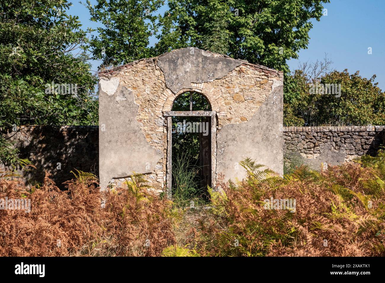 Ein kleiner verlassener Friedhof in der Nähe des Klosters Cellole in der wunderschönen Landschaft der Toskana, Italien Stockfoto