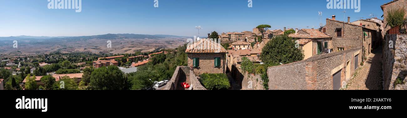 Panoramablick auf die umliegende Landschaft von Volterra in der Toskana, Italien Stockfoto