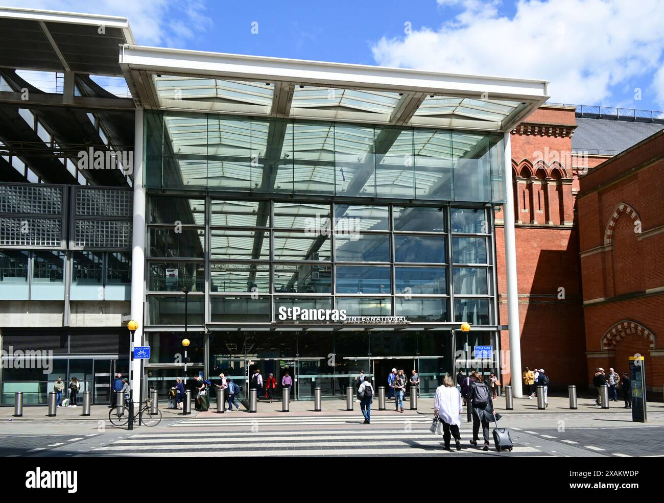 Fußgängerüberquerung und Eingang auf der Westseite zum internationalen Bahnhof St Pancras, Midland Road, London, England, Großbritannien Stockfoto