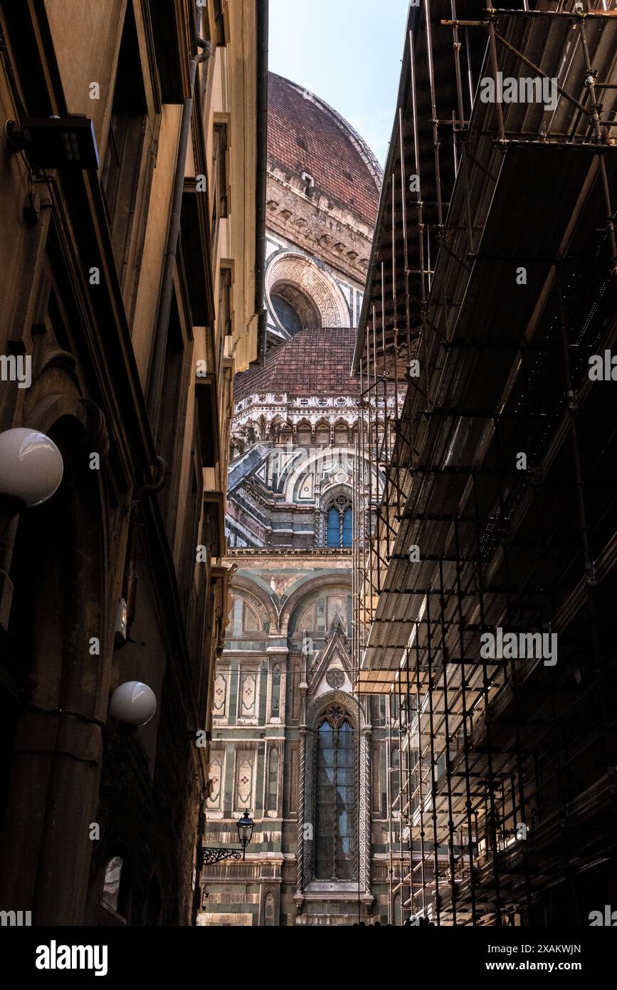 Kuppel der Kathedrale Santa Maria del Fiore in Florenz aus einer Straße in der Nähe, Italien Stockfoto