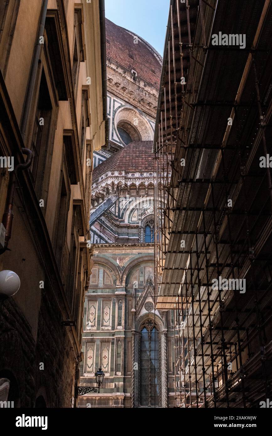 Kuppel der Kathedrale Santa Maria del Fiore in Florenz aus einer Straße in der Nähe, Italien Stockfoto