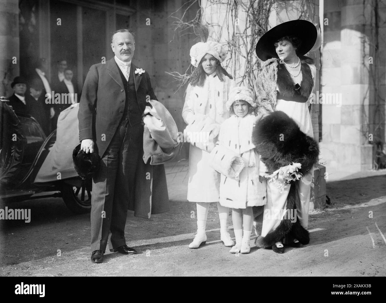 Geo Gould &amp;-Familie bei Helens Hochzeit, 1913. Zeigt Gäste auf der Hochzeit von Helen Miller Gould (1868–1938) mit Finley Johnson Shepard, darunter (von links nach rechts) ihr Bruder Eisenbahnmagnat George Jay Gould (1864–1923), Gloria Gould Bischof Barker (1906–1943), Edith Catherine Gould Wainwright MacNeal (1902–1937) und Edith M. Kingdon (1864–1913 1921). Stockfoto