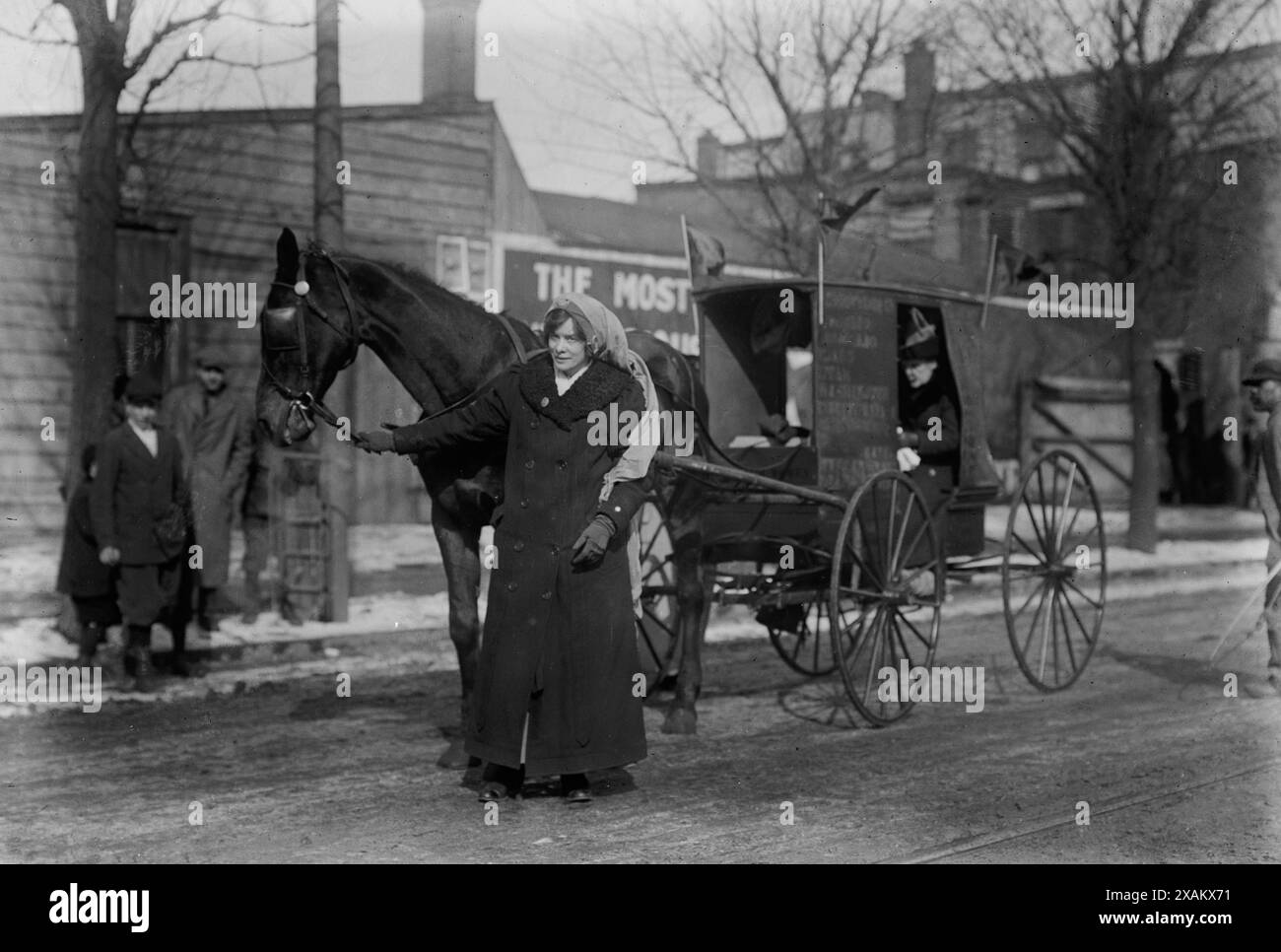 Eliz Freeman auf dem Weg nach Wash'n, 1913. Zeigt die Suffragistin Elizabeth Freeman von der New York State Suffrage Association mit Pferd und Kutsche auf ihrem Weg zum wahlrechtsmarsch am 3. März 1913 in Washington, D.C. Stockfoto