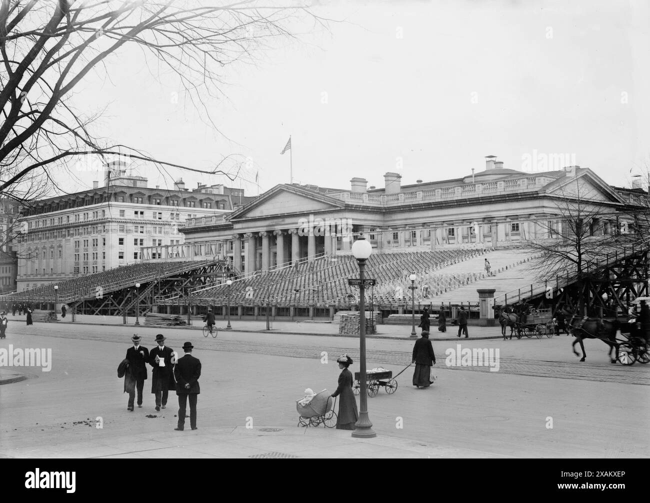 Stellen Sie sich vor dem Treasury Building, 1913. Shows wurden vor dem Treasury Building in Washington, D.C. errichtet, wahrscheinlich zur Einweihung von Woodrow Wilson, die am 4. März 1913 stattfand. Stockfoto