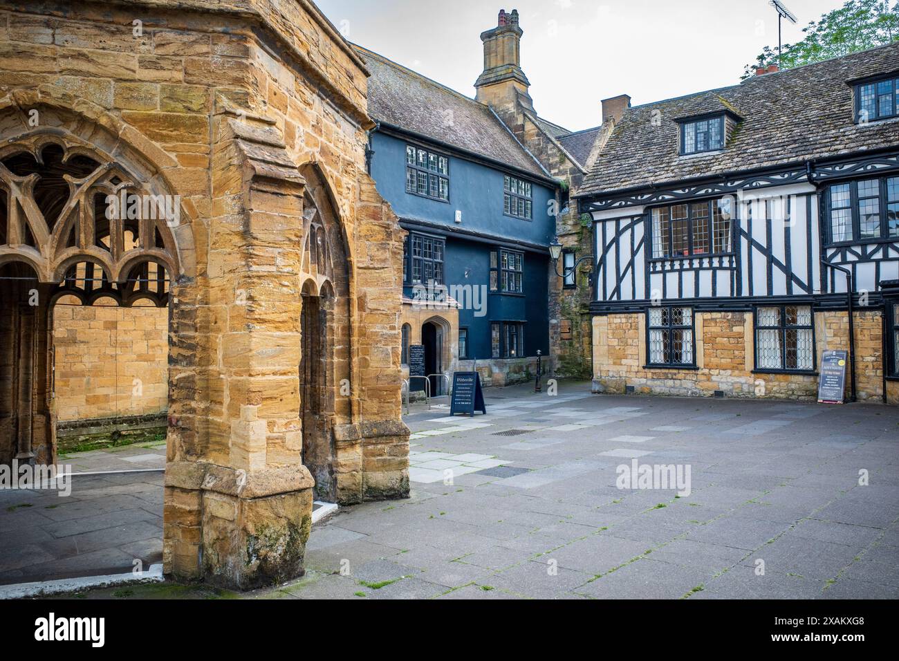 Sherborne Market Stadtzentrum, Dorset. Der alte Marktplatz, ein klösterliches Merkmal. Donnerstag Markt. UK Stockfoto