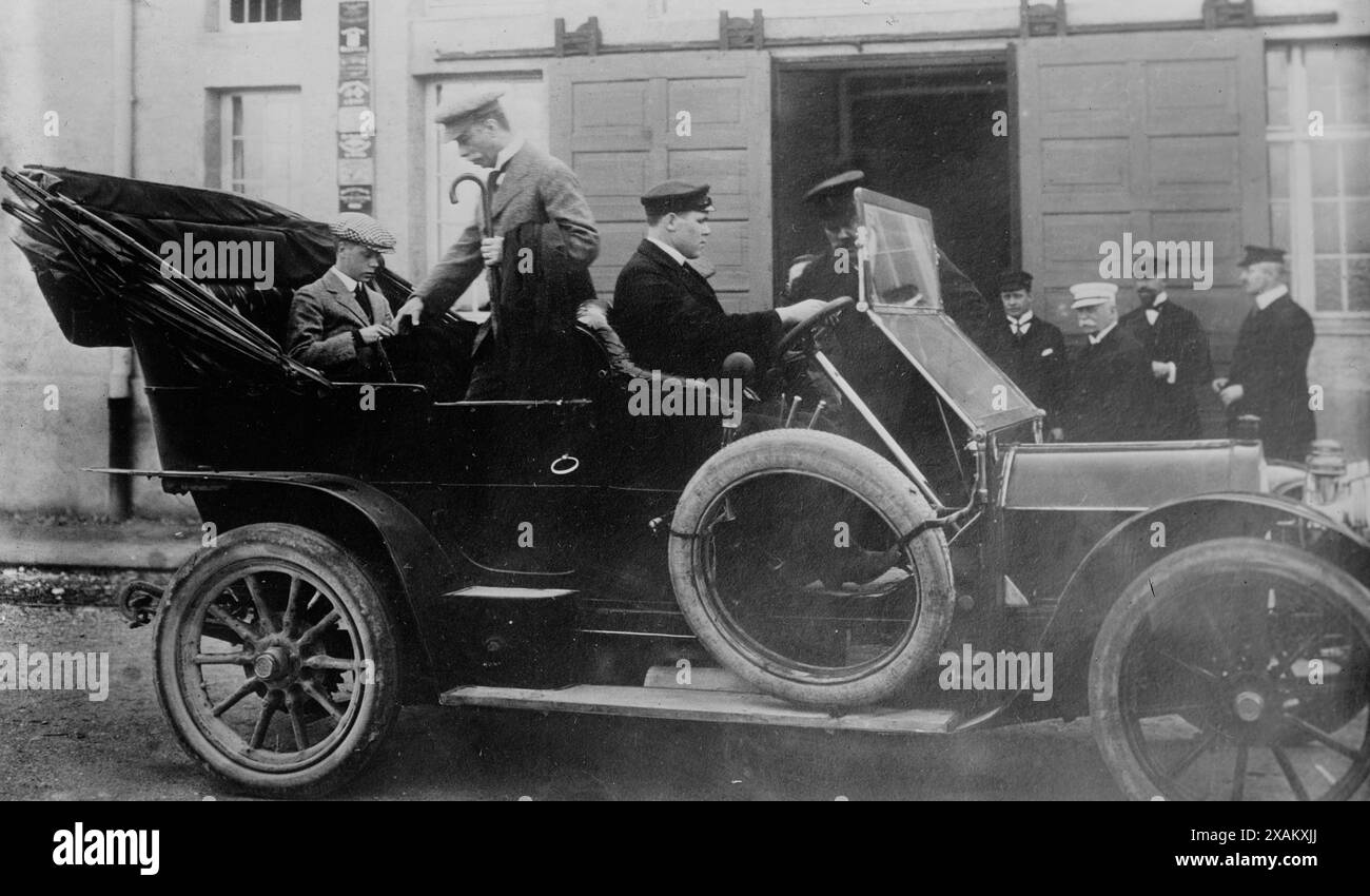 Prinz von Wales in Deutschland, 1913. Zeigt Edward, Prinz von Wales (später Edward VIII., Duke of Windsor) (1894–1972), der am 31. März 1913 vor dem Zeppelin-Werk in Friedrichschafen in einem 1910er Pierce-Arrow-Tourenwagen mit Hermann Georg Fiedler, Professor für Deutsch an der Universität Oxford, saß. Ferdinand Graf von Zeppelin (1838–1917) trägt eine weiße Kappe in der Nähe der Tür. Stockfoto