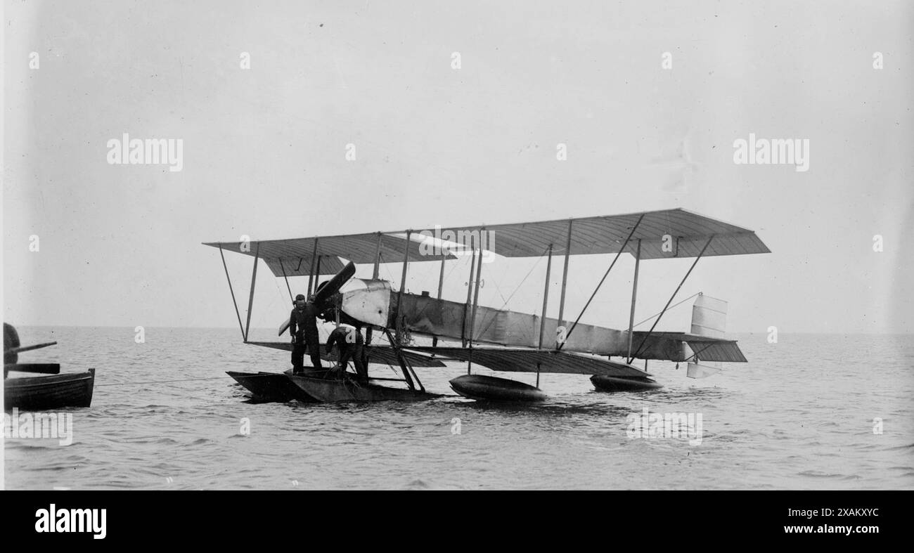 Das neue "Kriegsschiff" - Kommandant Samsons Wasserflugzeug, zwischen 1910 und 1915. Zeigt den Piloten Charles Rumney Samson (1883-1931) in einem kurzen S41-Doppeldecker. Stockfoto